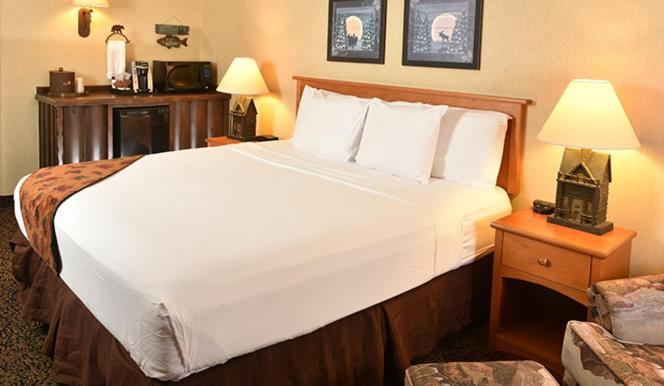 Boarders Inn & Suites By Cobblestone Hotels In Waukon Exterior photo